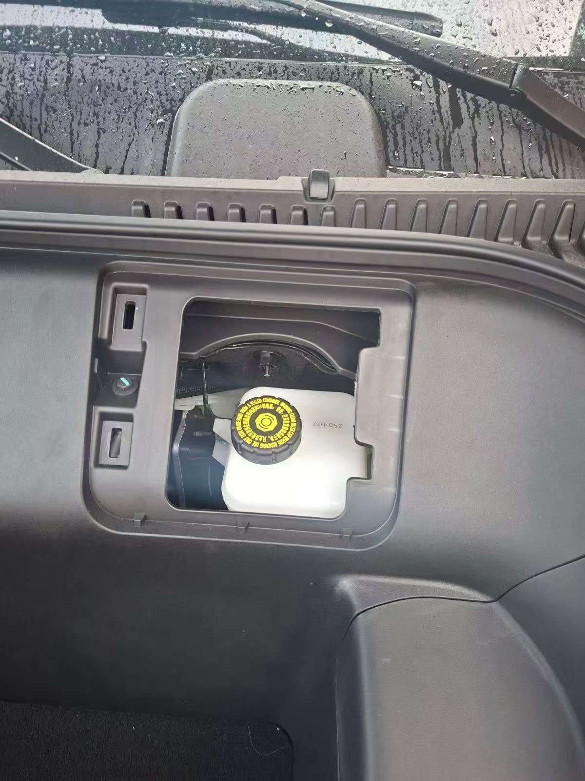 Leopard 3 Brake Fluid Reservoir, Original Auto Part